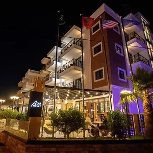 4* מלון Area